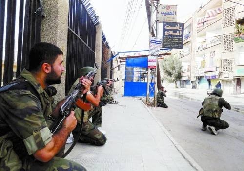 Quân Chính phủ Syria tác chiến trên đường phố